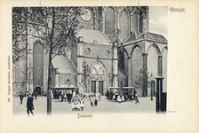 3014 Gezicht op een gedeelte van de Domkerk te Utrecht vanaf het Munsterkerkhof uit het noordwesten.N.B. De straatnaam ...